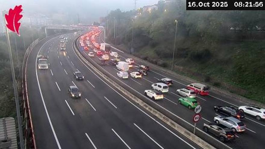 Dos kilómetros de retenciones en las curvas de Zorroza, en sentido Donostia