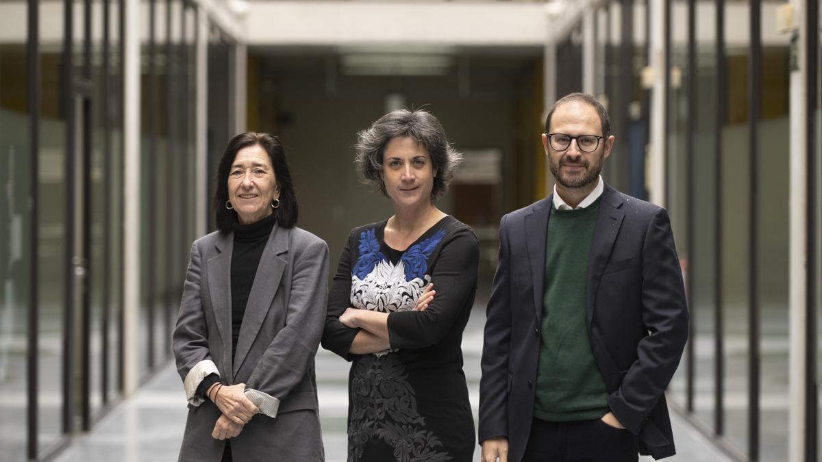 De izq. a dcha.: Cristina del Río, Elena Ferrer y Francisco José López-Arceiz, en la UPNA.