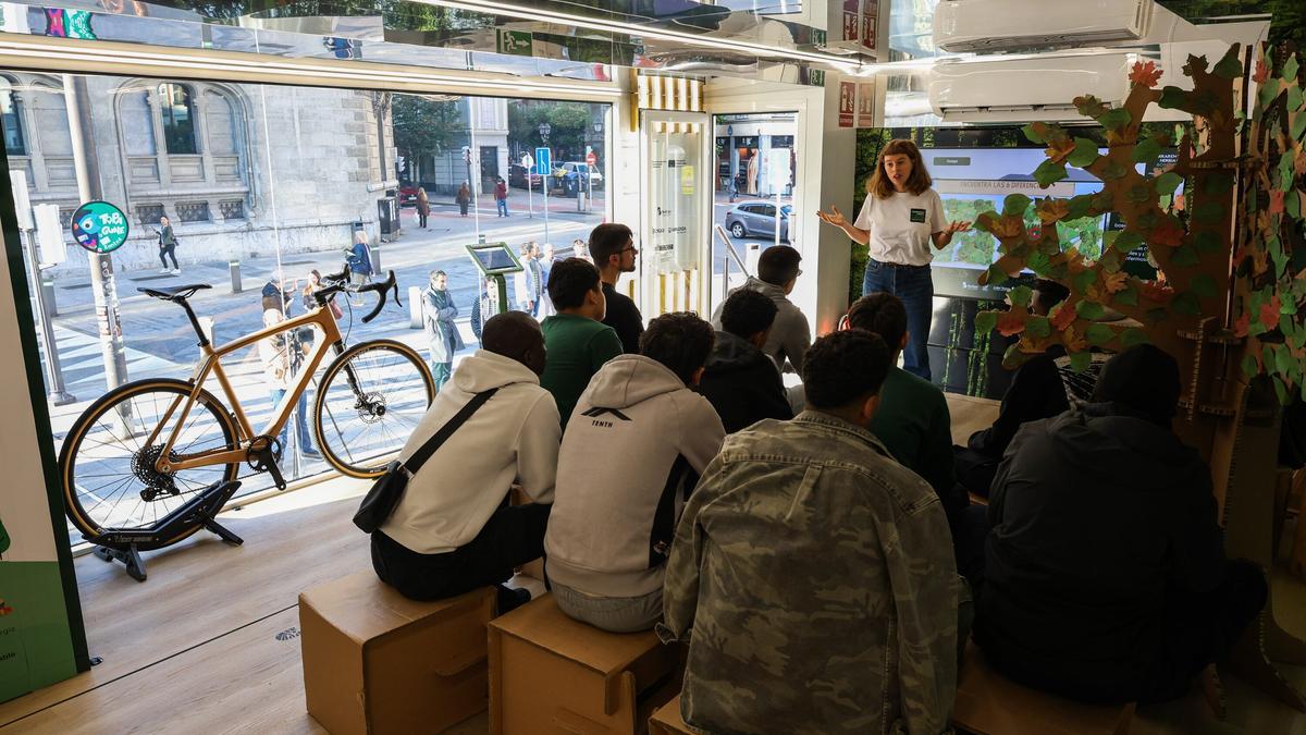 Un grupo de jóvenes durante la visita a esta exposición organizada por Baskegur para acercar el sector forestal-madera a la ciudadanía y poner en valor la madera local como pilar de una economía circular.