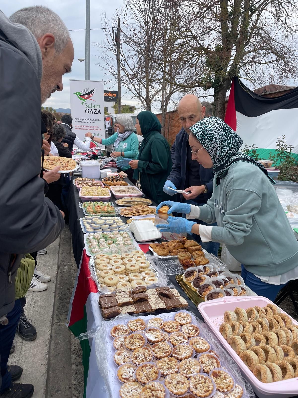 Iñaki Iriarte López, profesor, escritor y político vinculado a UPN, colaborando con Salam Gaza en la venta de productos palestinos en el Oinez.