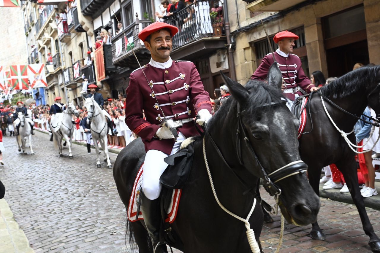 El Alarde desfila por las calles de Hondarribia