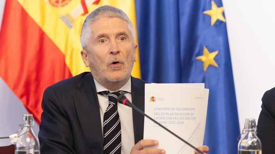 Marlaska carga contra los &quot;salvapatrias&quot; que criminalizan al migrante y llaman a la &quot;cacería&quot; del extranjero