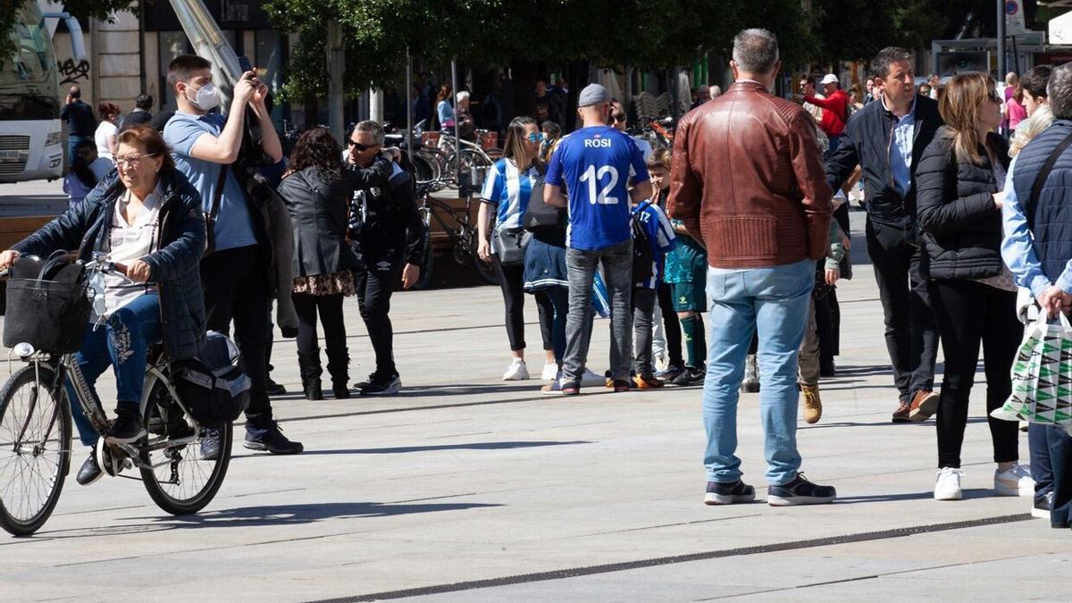 Personas en el centro de Vitoria