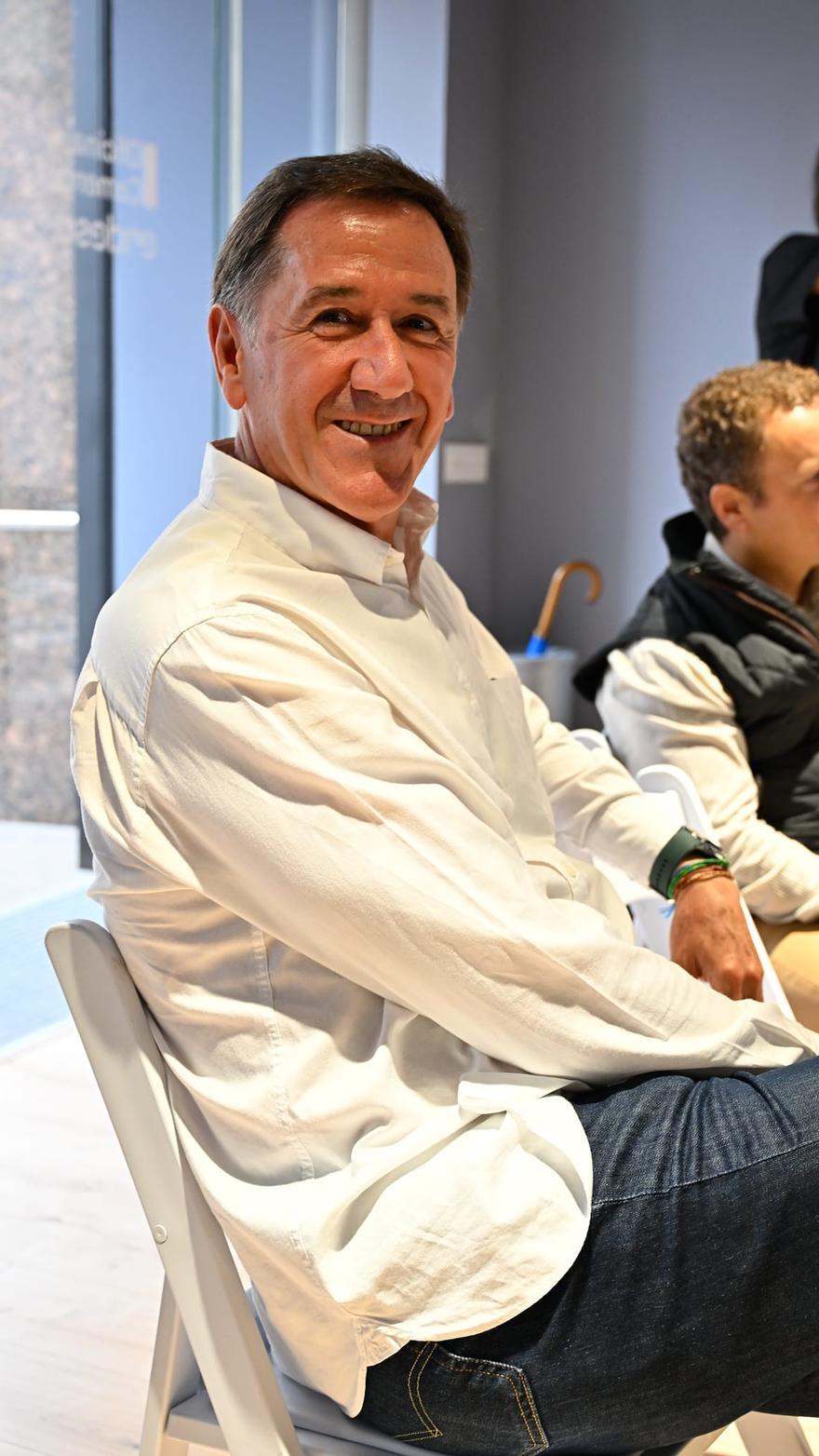 JJ Davalillo, histórico del baloncesto de Bilbao, en la inauguración de la nueva tienda Endesa de Bilbao.