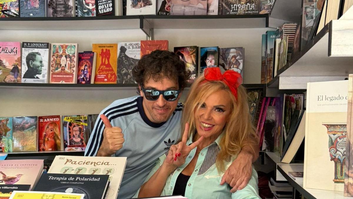 El adrianés y autor del libro, Luis León Luri, junto a la protagonista, Silvia Superstar, en una de las presentaciones del ejemplar.