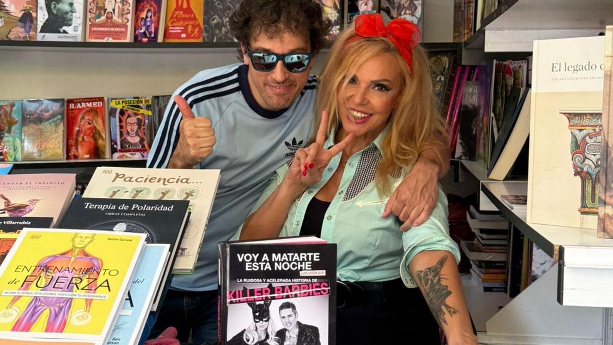 El adrianés y autor del libro, Luis León Luri, junto a la protagonista, Silvia Superstar, en una de las presentaciones del ejemplar.