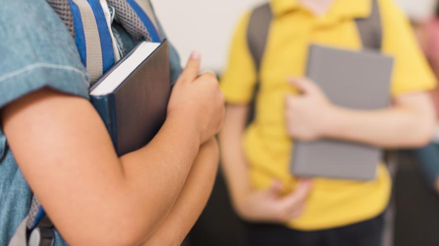 Dos menores, investigadas por instigar y grabar la paliza a un compañero a la salida del colegio