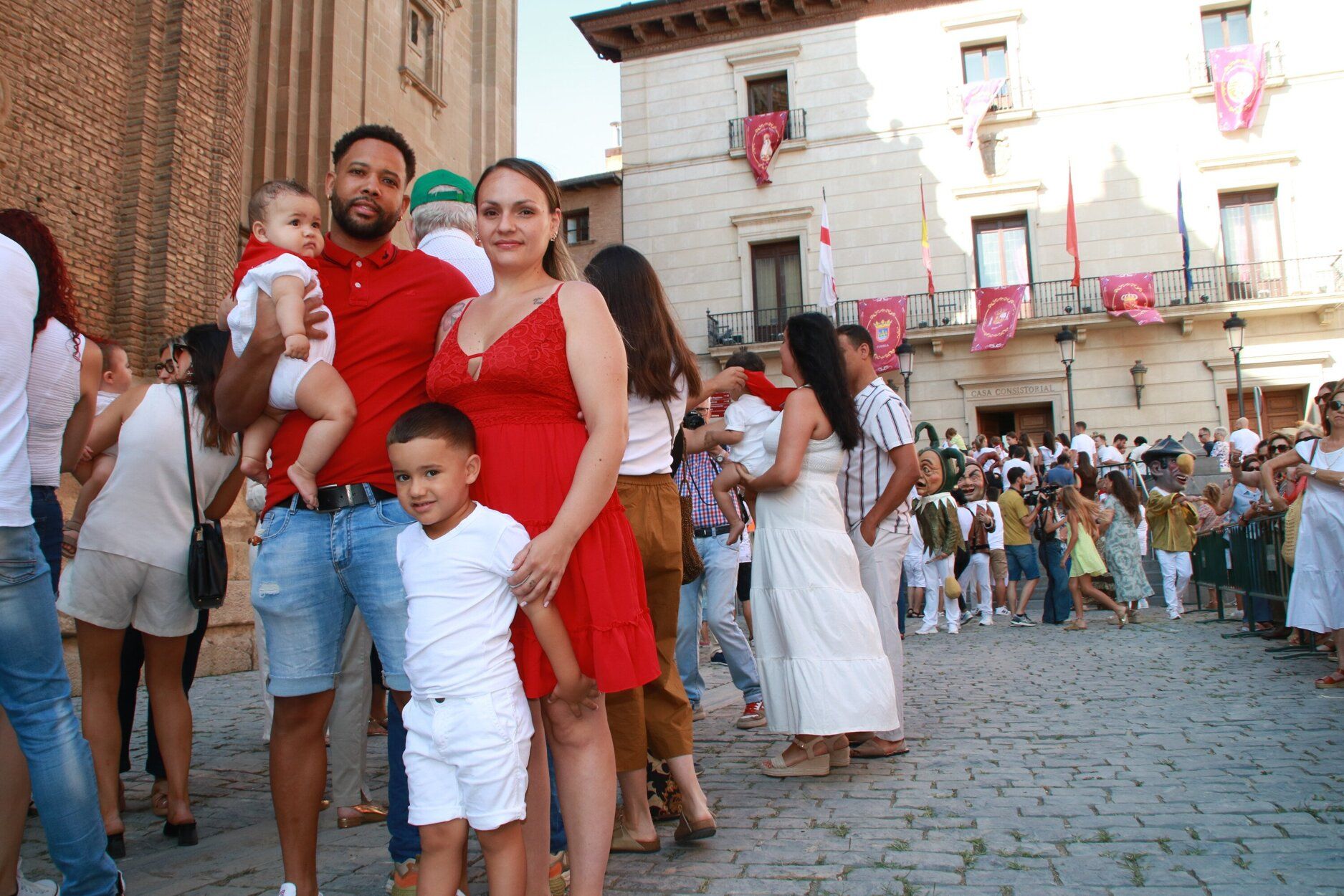 Fotos de la imposición del pañuelo de fiestas de Tudela a los nacidos en 2024
