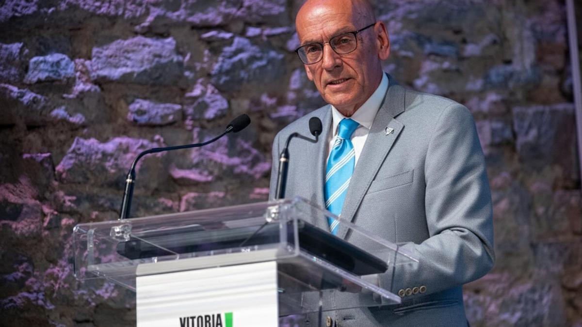 Gregorio Rojo, presidente de la Cámara de Álava, con motivo de la entrega de la medalla de oro de la ciudad el 5 de agosto de 2025.