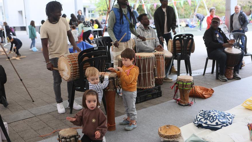 Encuentro intercultural en la plaza Santa Bárbara