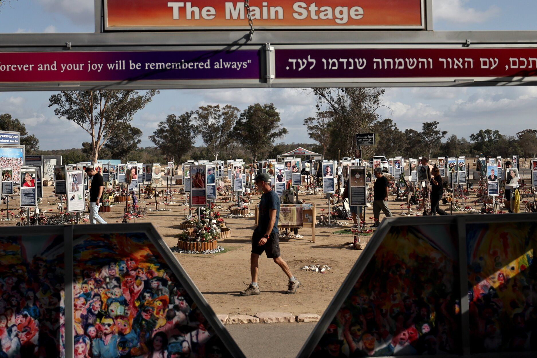 Familias israelíes visitan los monumentos conmemorativos en el recinto del festival de música Nova