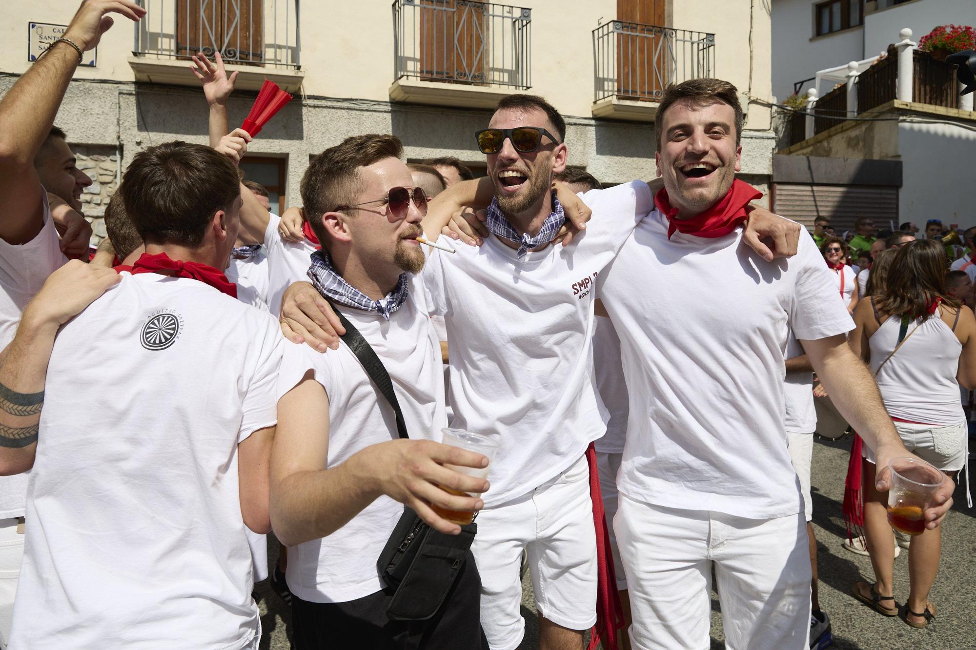 Fotos del chupinazo de fiestas de Aoiz 2025