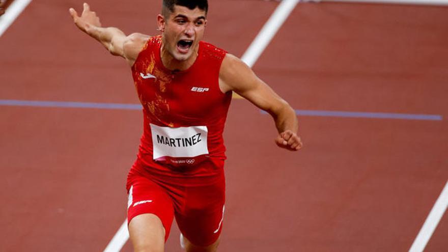 Asier Martínez, entrando a meta en primera posición en su debut en Tokio.