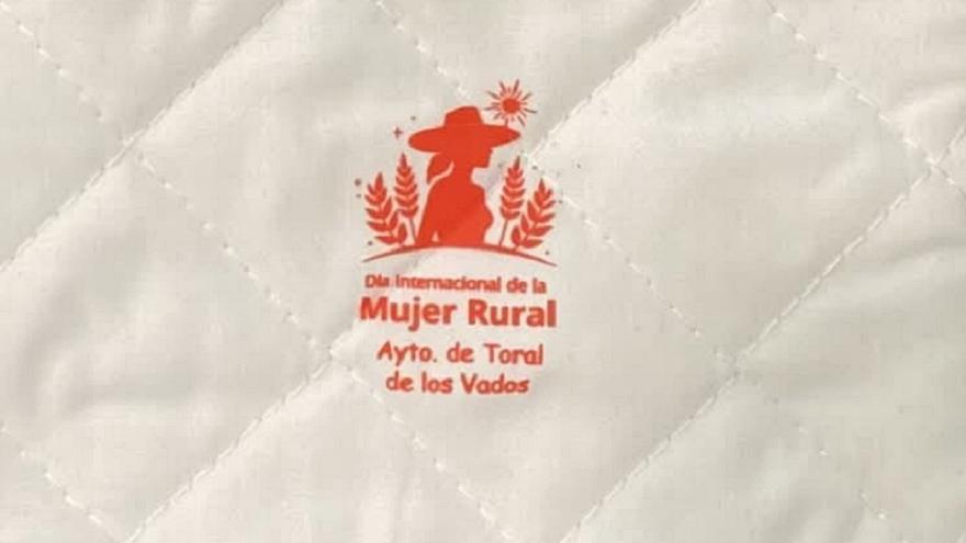 El regalo machista de un ayuntamiento a las mujeres rurales en su día internacional