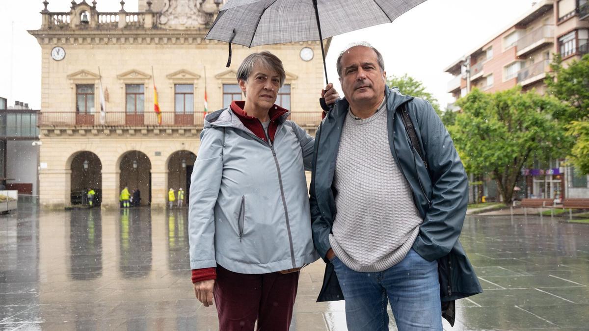 Desde la izquierda, Belen Zabala, sobrina de Josu Zabala Erasun, y Agus Hernan, coordinador de GE Behatokia, en Irun. / Iker Azurmendi