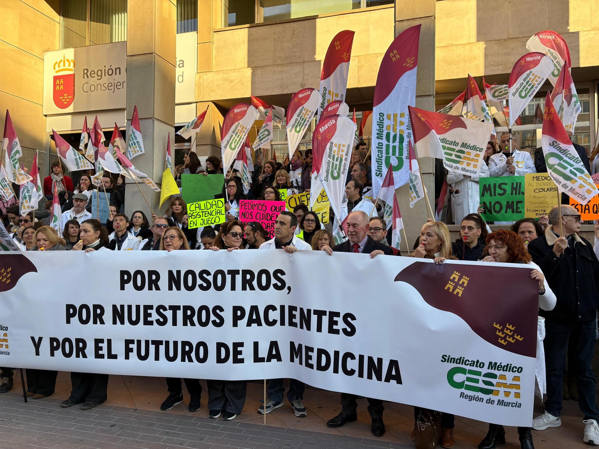 En imágenes: Los médicos mantienen el pulso con Sanidad en una nueva huelga contra el estatuto marco