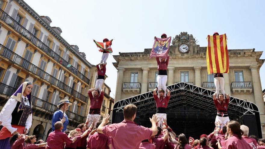 Los Castellers de Lleida exhiben su técnica en Donostia