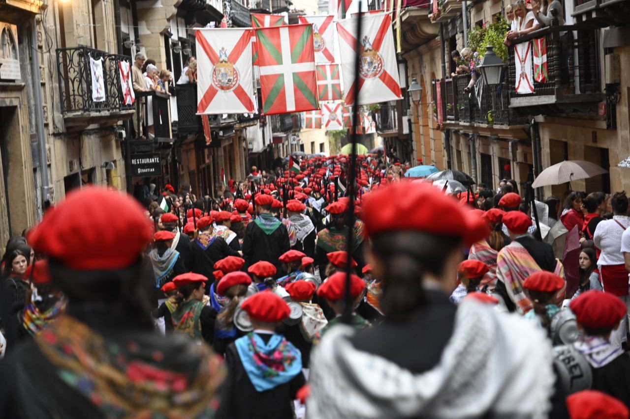 La compañía Jaizkibel desfila en Hondarribia