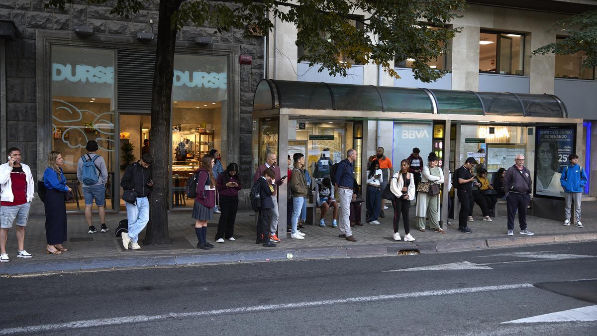 Viajeros esperan la llegada de la villavesa durante la huelga de los trabajadores de la empresa TCC, adjudicataria del Transporte Urbano Comarcal (TUC).