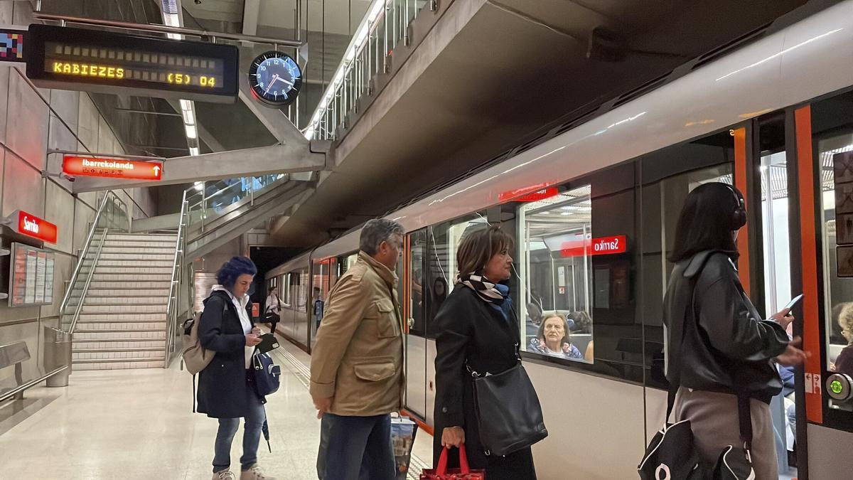 Viajeros en la estación del Metro de Sarriko.