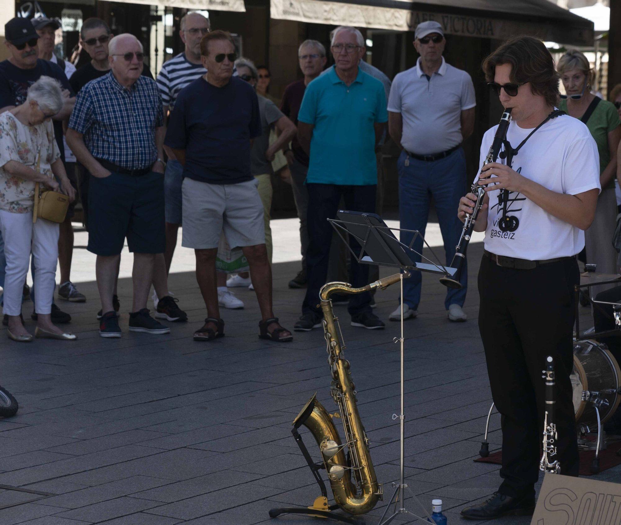 En imágenes: South Side Stompers toma las calles y plazas de Vitoria