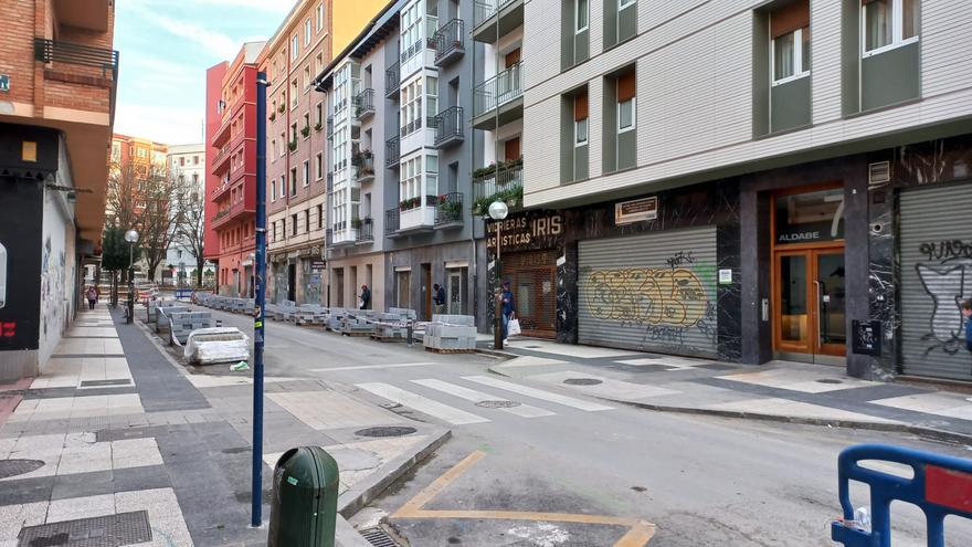 El cartel de un bar de Vitoria que prohíbe hablar de este polémico tema con la camarera