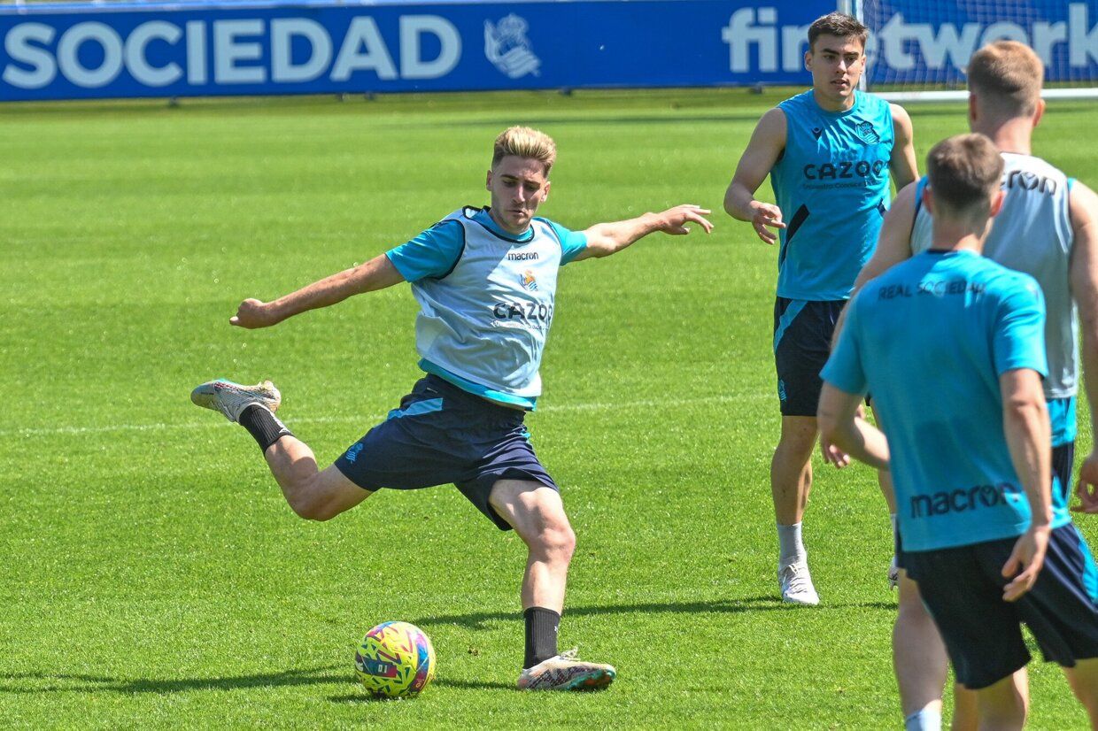 La Real se entrena junto a su afición en Zubieta.