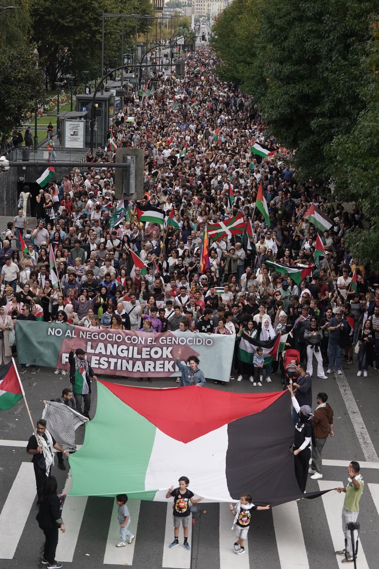 [Fotos] Donostia se vuelca con Palestina en la huelga general