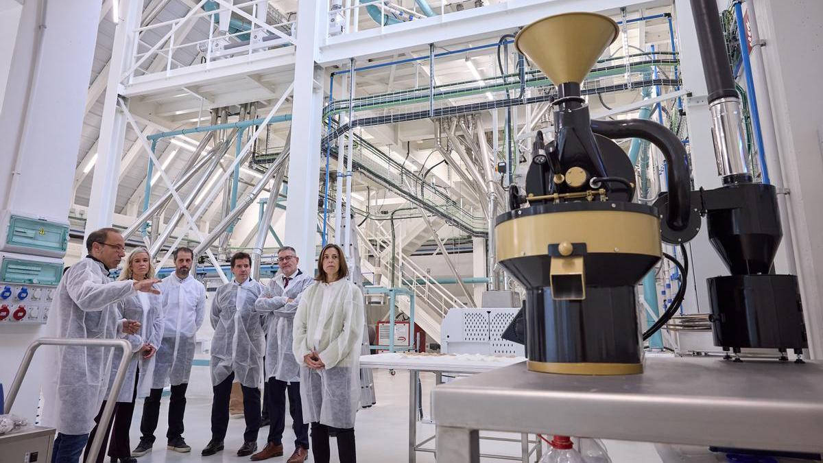 Los consejeros Irujo y García junto con directores y directoras generales de sus departamentos en la visita a la empresa Espiga