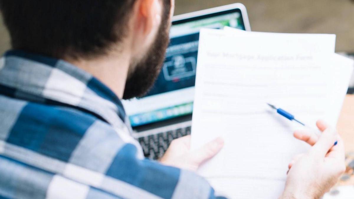 Un oficial administrativo/a de personal confecciona nóminas del personal, realización de contratos, gestionar altas, bajas y cotizaciones, entre otras funciones
