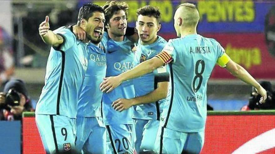 Suárez lidera al Barcelona con tres goles