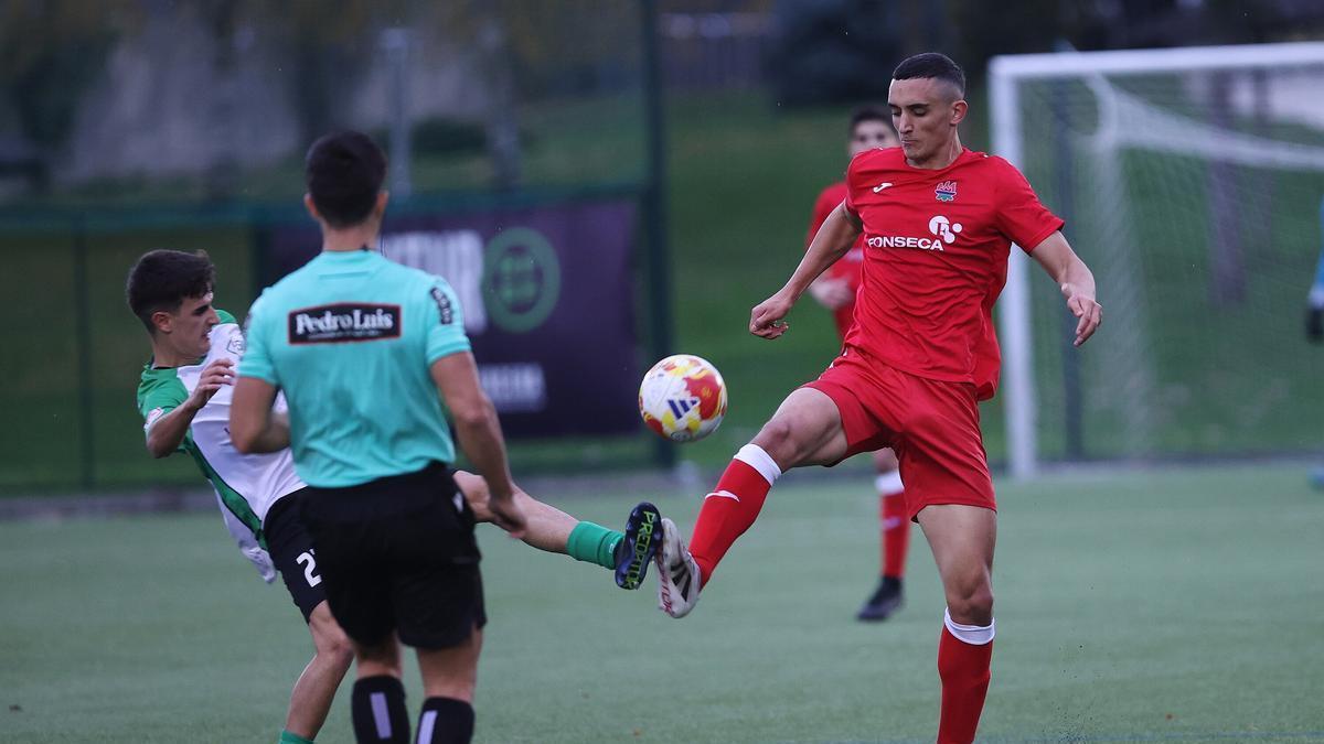 Una jugada del partido Oberena- San Juan