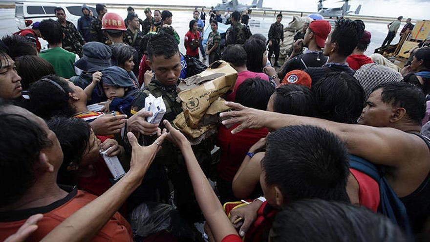 La ayuda humanitaria comienza a llegar a los habitantes de Tacloban