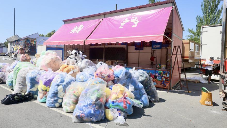 En imágenes: Mendizabala comienza a transformarse para las fiestas con 25 barracas