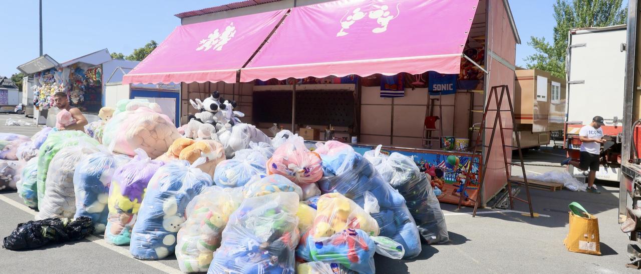 En imágenes: Mendizabala comienza a transformarse para las fiestas con 25 barracas