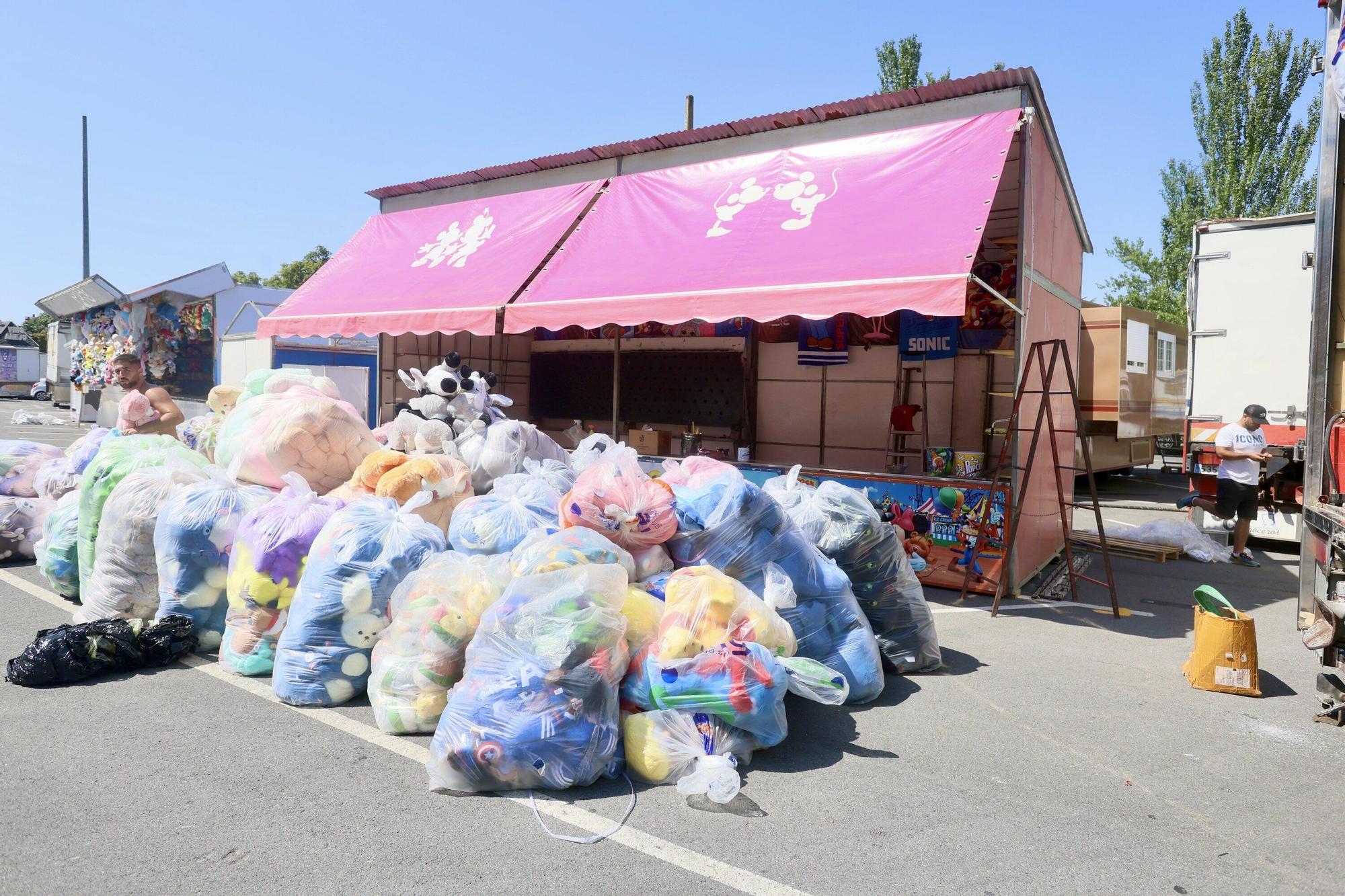 En imágenes: Mendizabala comienza a transformarse para las fiestas con 25 barracas