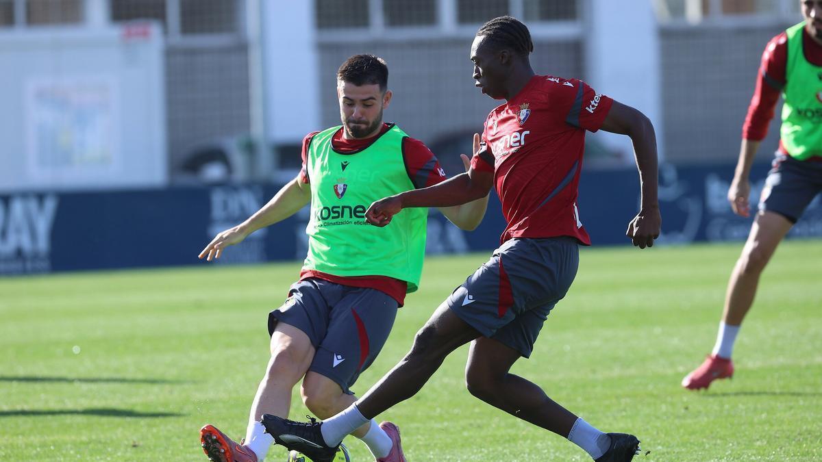 Iñigo Arguibide y Aly Kall, en un entrenamiento de Osasuna