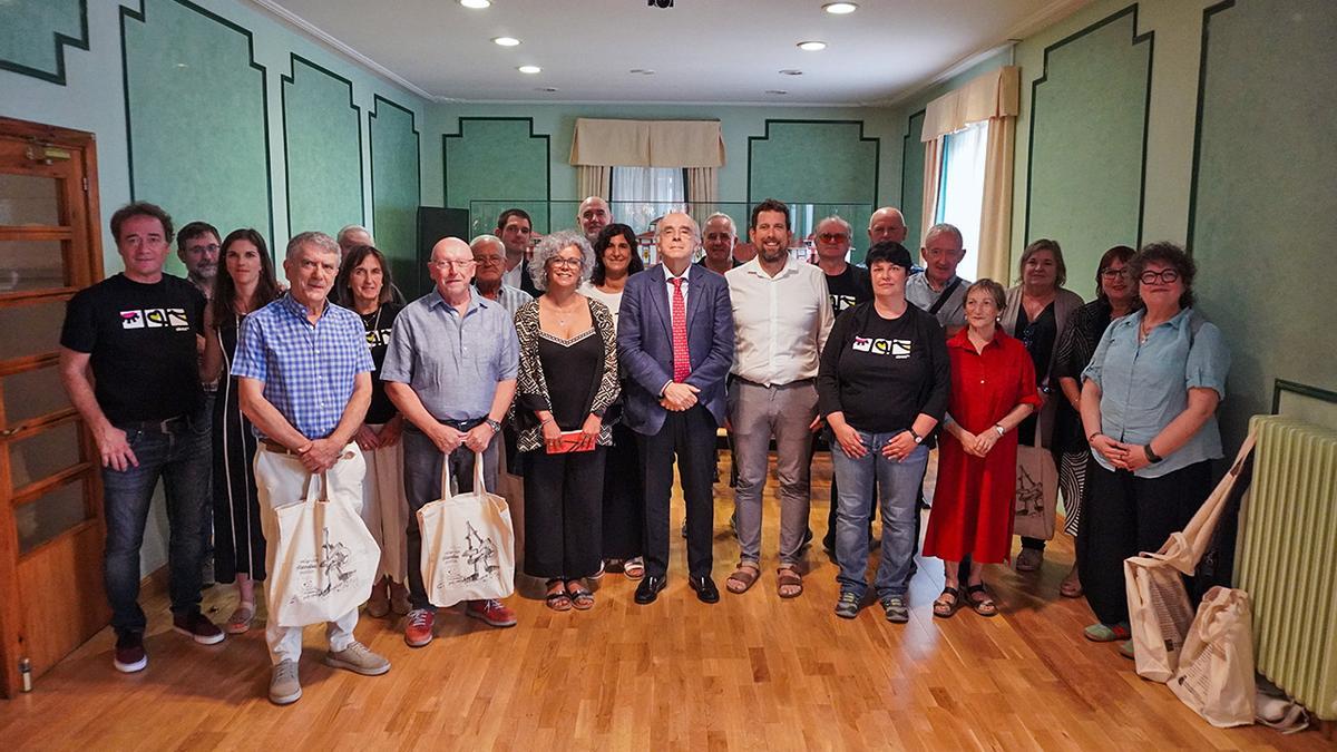 La Junta de Gobierno de Euskaltzaindia en el ayuntamiento de Atarrabia junto a representantes municipales y miembros de Paz de Ziganda ikastola