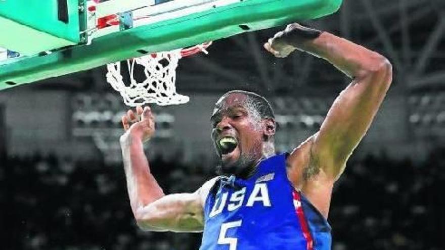 Kevin Durant culmina un mate espectacular.