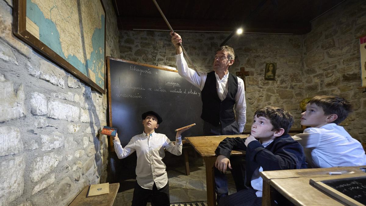 Los niños tuvieron clase en la escuela con el maestro Jaime y recibieron los castigos antiguos. 