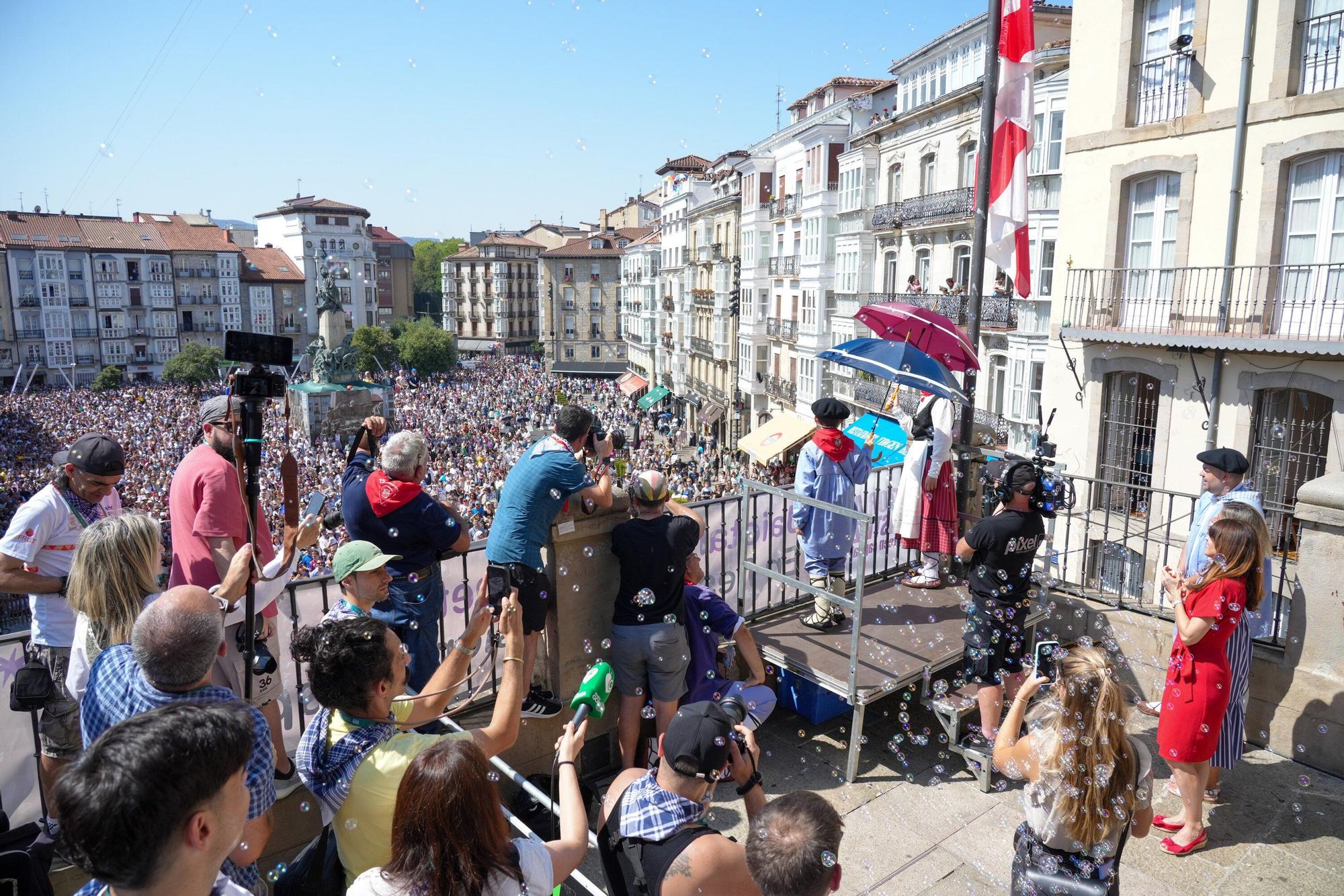 En imágenes: Edurne y Celedón Txiki abarrotan un año más la plaza de la Virgen Blanca