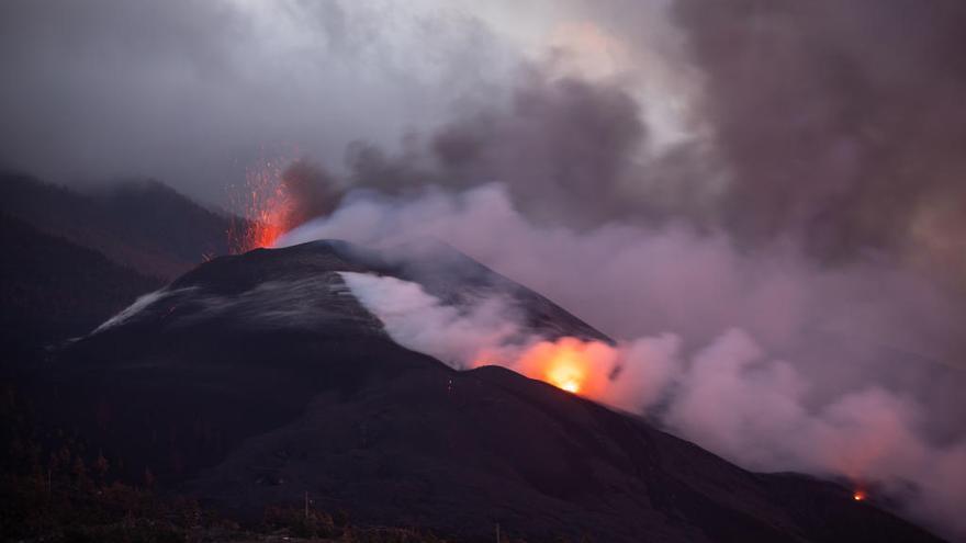 Nube de ceniza y lava saliendo del volcán Cumbre Vieja