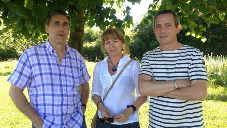 Joseba Urrosolo (izq.),  junto a Carmen Gisasola y Andoni Alza, también de la &#039;vía Nanclares&#039;.