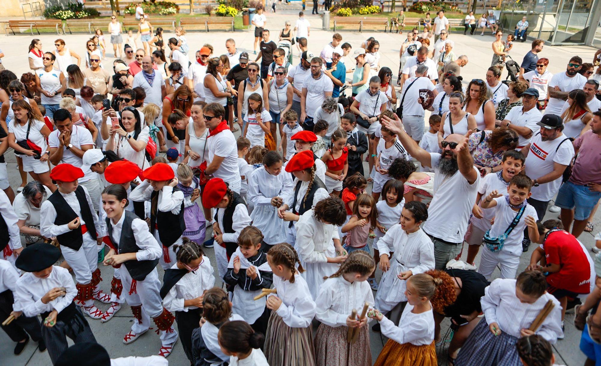 Fotos del chupinazo infantil en fiestas de Burlada 2025