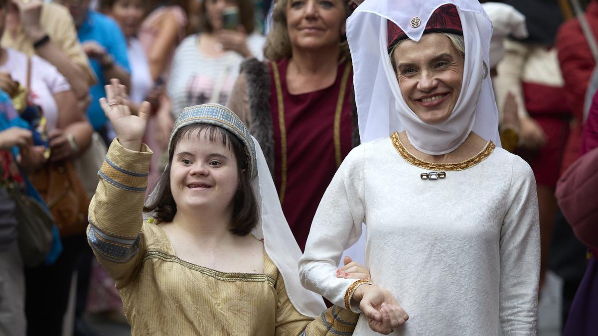 Intérpretes saludan a los espectadores.