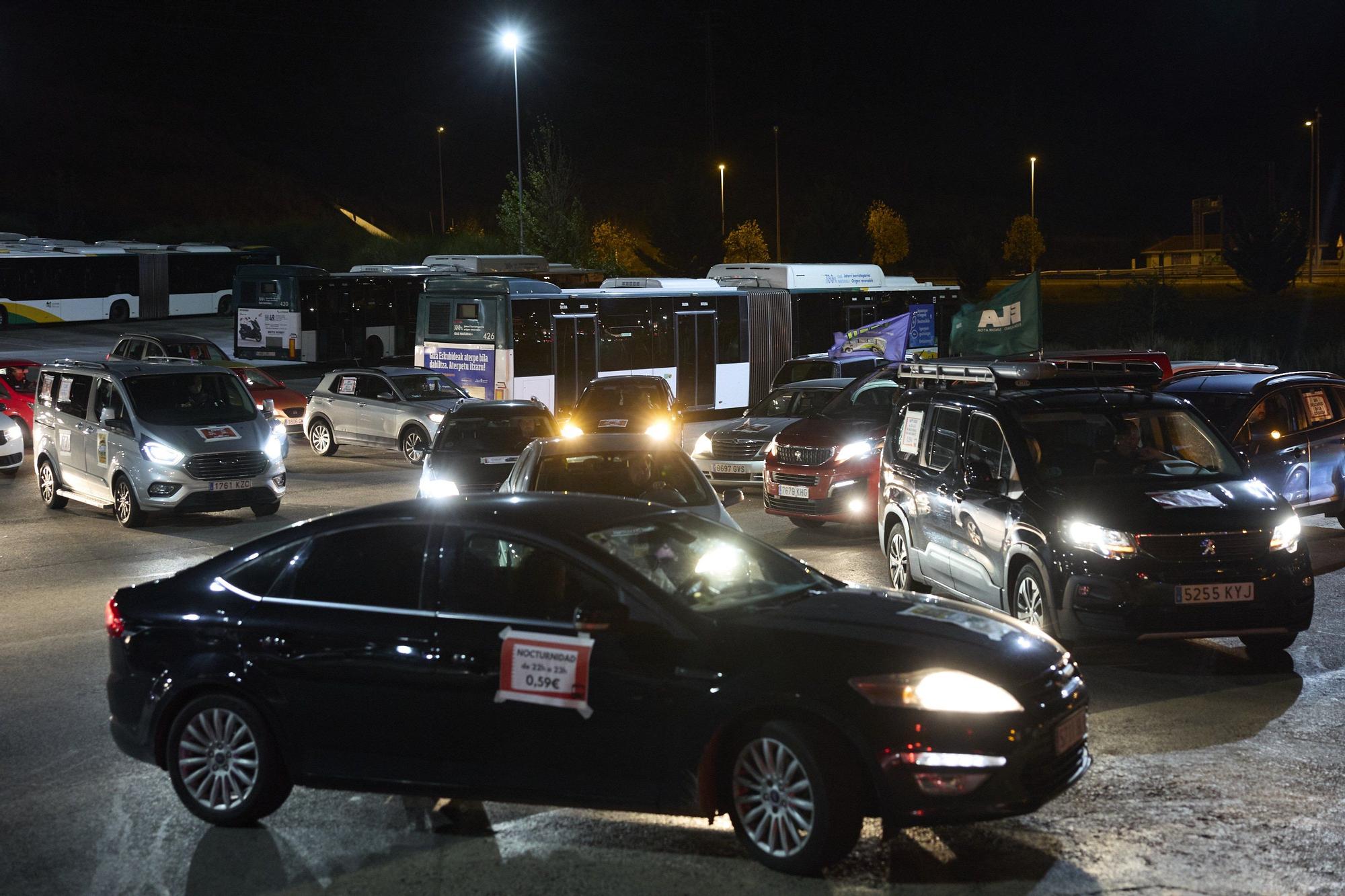 Caravana de coches de trabajadores de villavesas que exigen desatascar la negociación del convenio