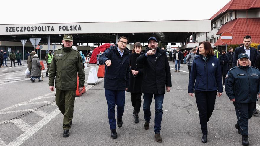 Mateusz Morawiecki (centro izq.), primer ministro polaco, en la frontera ucraniano-polaca en Korczowa (Polonia).