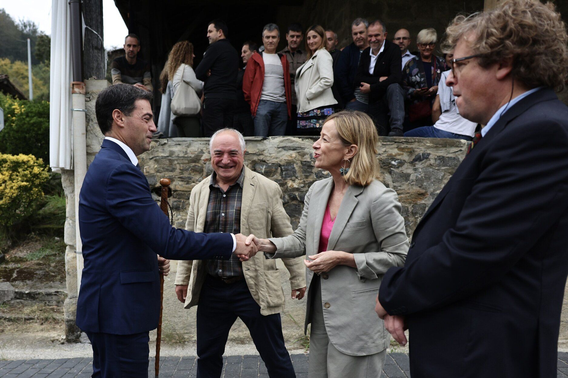 El lehendakari, Imanol Pradales, saluda a la diputada general de Gipuzkoa, Eider Mendoza