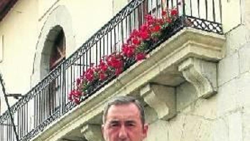 Juan Félix Naberan pasa por delante del edificio consistorial.