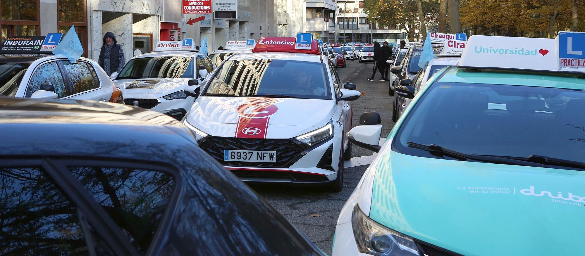 Fotos de la marcha de coches de autoescuelas en protesta por la falta de examinadores